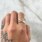 Anillo Rustico Curvo Flores Basteadas 4.55gr / T7 1/2 / Circones Blancos Tres Oros 18K ©