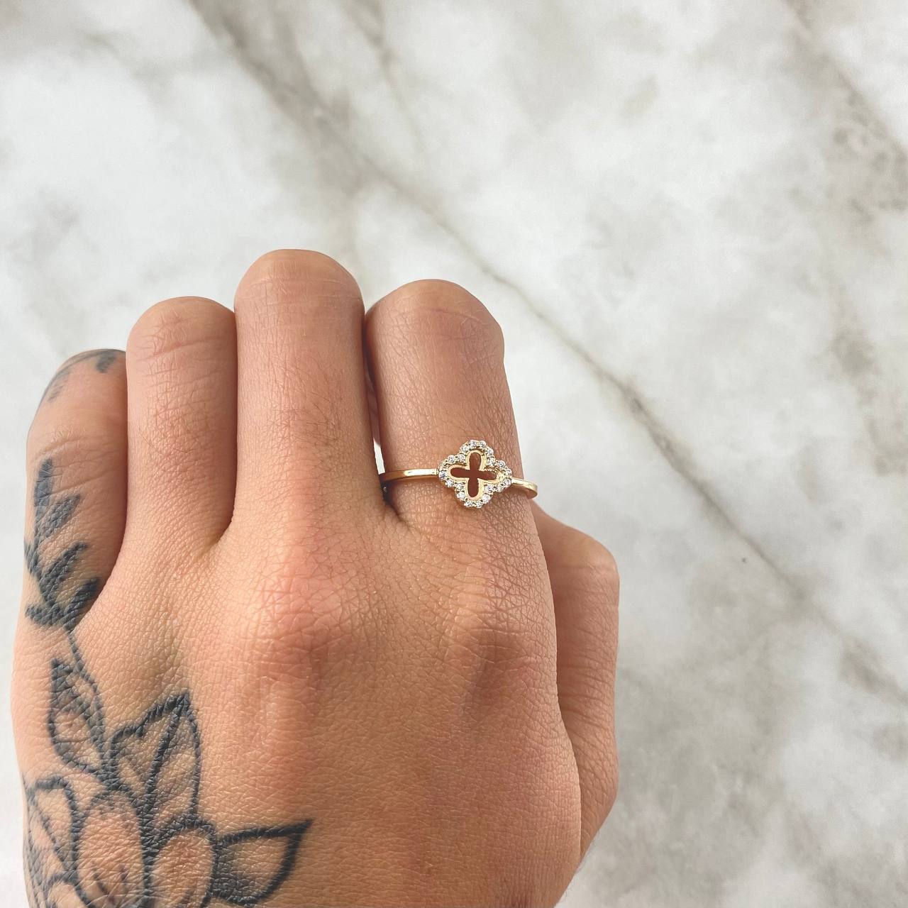 Anillo Flor Trebol 1.75gr / T7 3/4 / Circones Blancos Oro Amarillo 18K ©