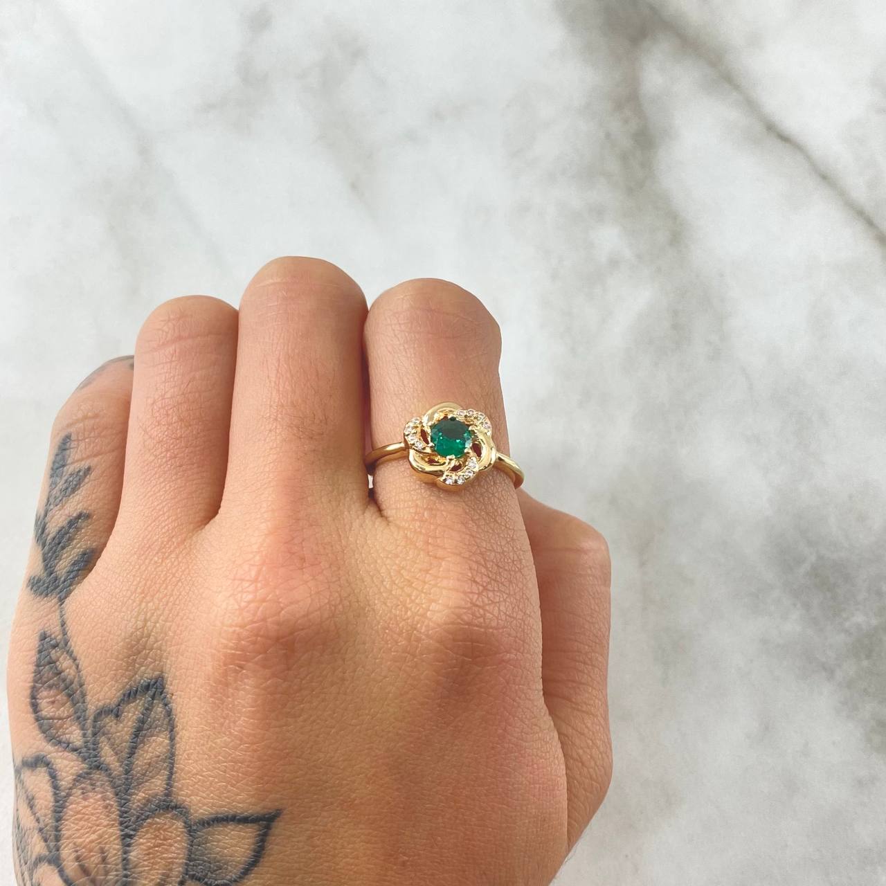 Anillo Flor de Gardenia 3.4gr / T7 1/4 / Circones Blancos Verdes Oro Amarillo 18K ©