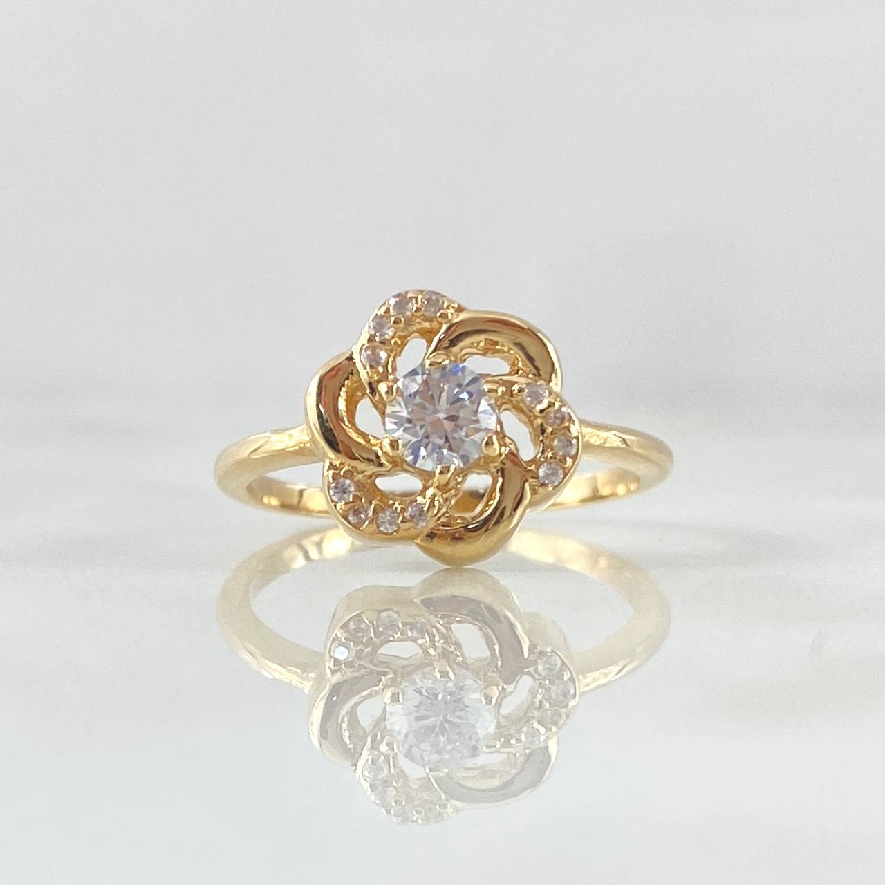 Anillo Flor de Gardenia 3.15gr / T7 1/4 / Circones Blancos Oro Amarillo 18K ©