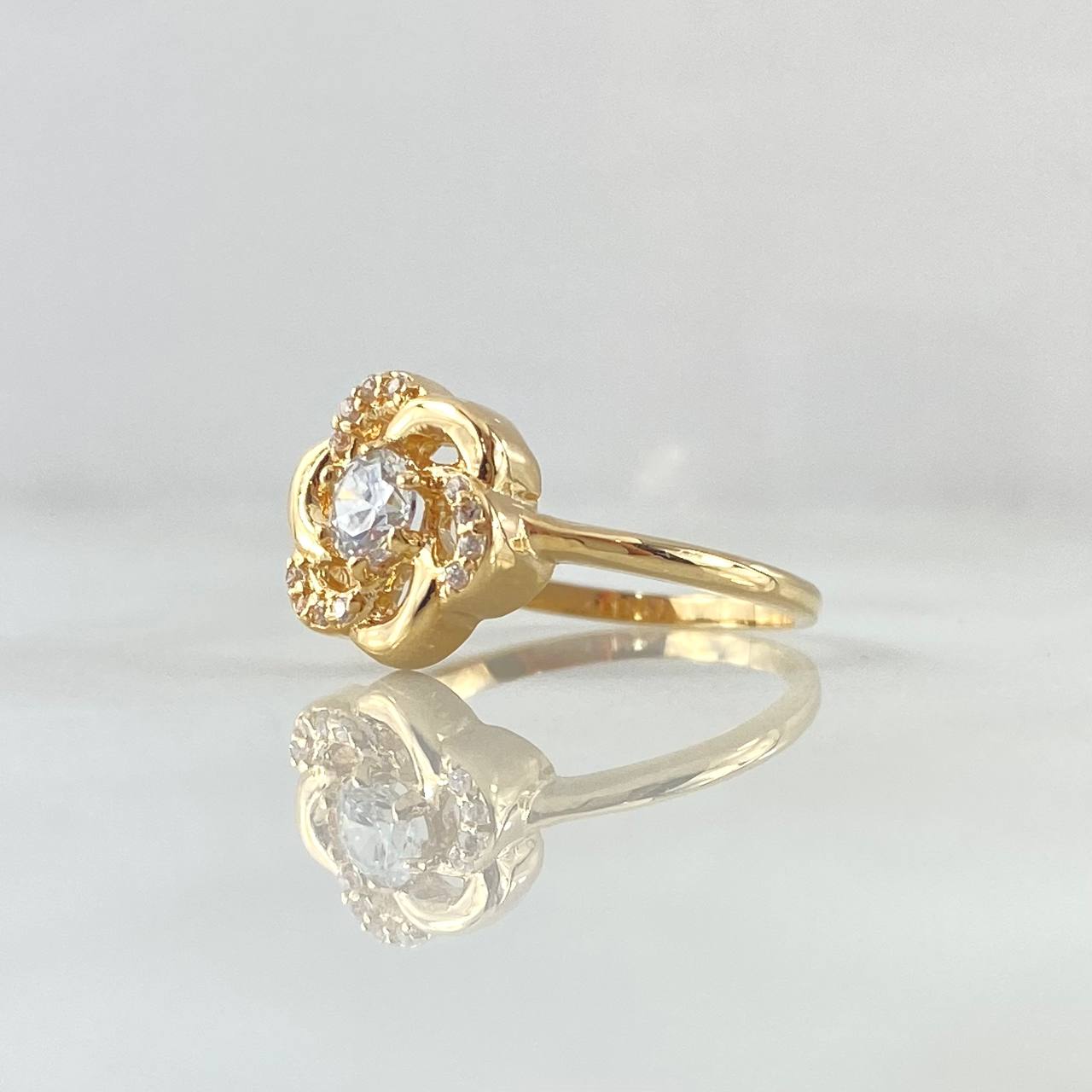 Anillo Flor de Gardenia 3.15gr / T7 1/4 / Circones Blancos Oro Amarillo 18K ©