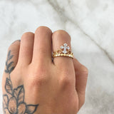 Anillo Corona Cruzada 2.55gr / T6 / Circones Blancos Dos Oros Amarillo Blanco 18K ©