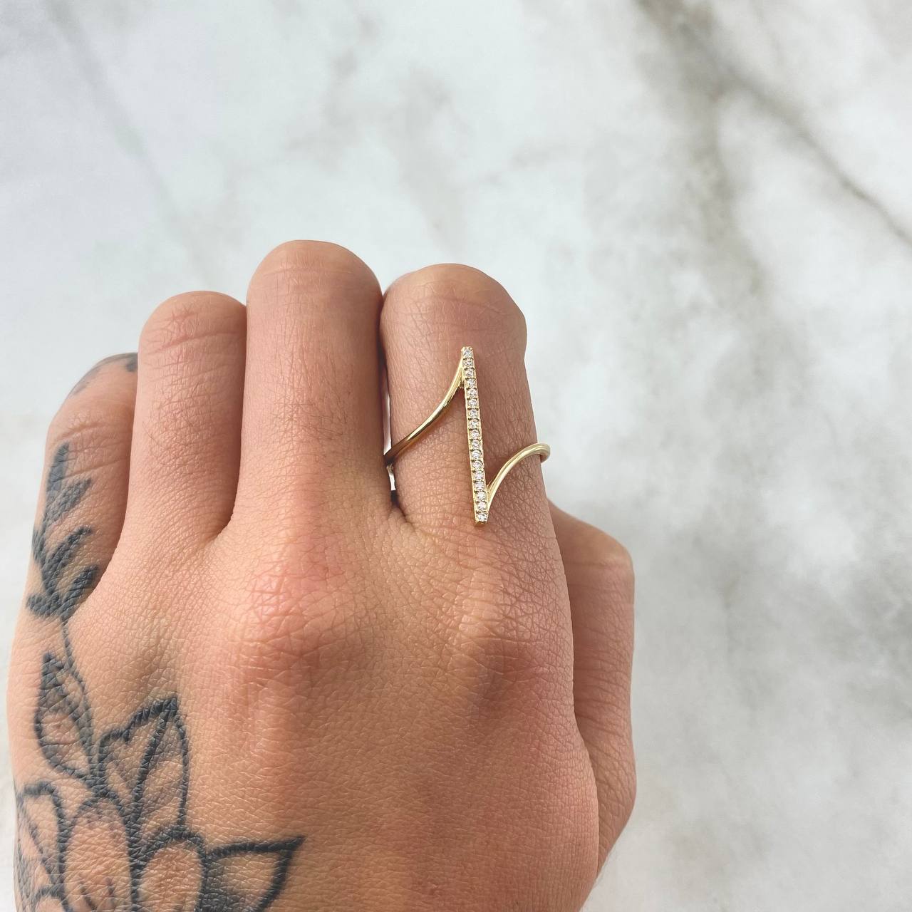 Anillo Linea Perpendicular 1.55gr / T8 1/4 / Circones Blancos Oro Amarillo 18K ©