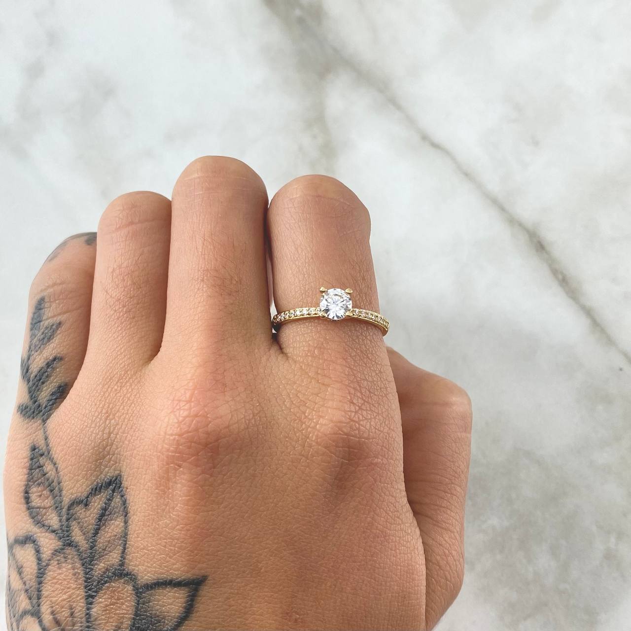 Anillo Solitario Cetro Punteado 2.1gr / T7 1/2 / Circones Blancos Oro Amarillo 18K ©