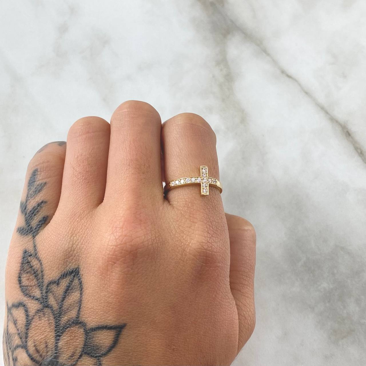 Anillo Crúz Latina Interna 1.6gr / T6 / Circones Blancos Oro Amarillo 18K ©