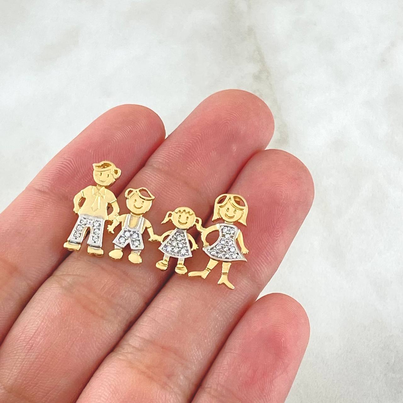 Dije Familia Papá - Mamá - Hijo - Hija 3.65gr / 3cm / Circones Blancos - Sin Cargador Dos Oros Amarillo Blanco 18K