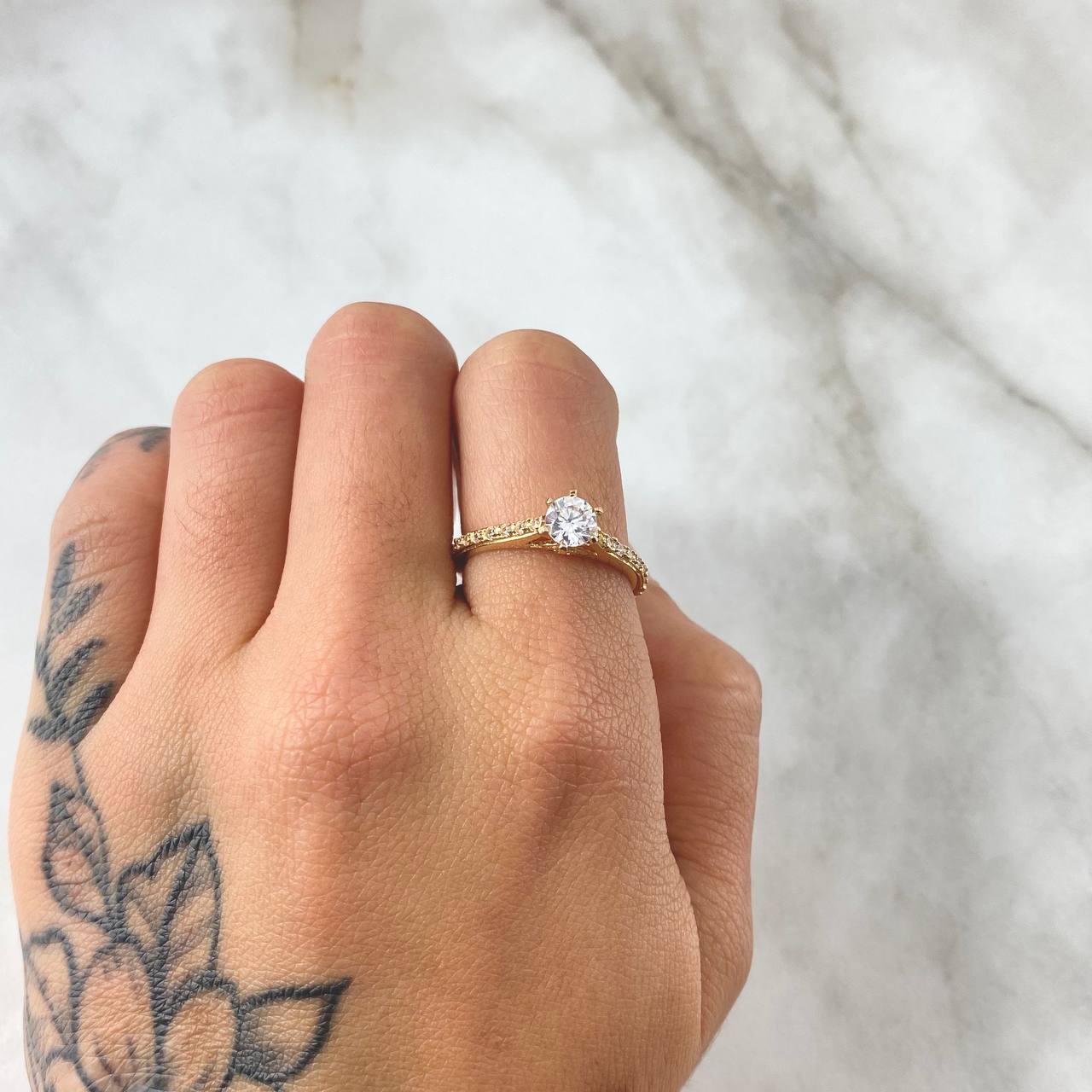 Anillo Puente Victoriano 2.15gr / T6 3/4 / Circones Blancos Oro Amarillo 18K *