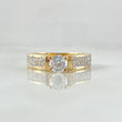 Anillo Solitario Central Cubico 4.2gr / T6 1/2 / Circones Blancos Oro Amarillo 18K *