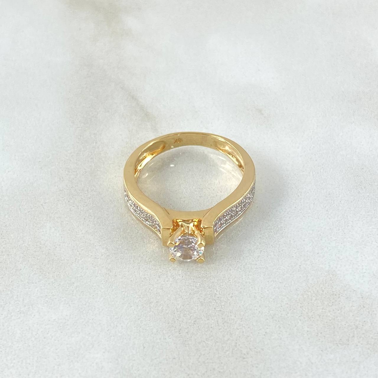 Anillo Solitario Central Cubico 4.2gr / T6 1/2 / Circones Blancos Oro Amarillo 18K *