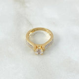 Anillo Solitario Central Cubico 4.2gr / T6 1/2 / Circones Blancos Oro Amarillo 18K *