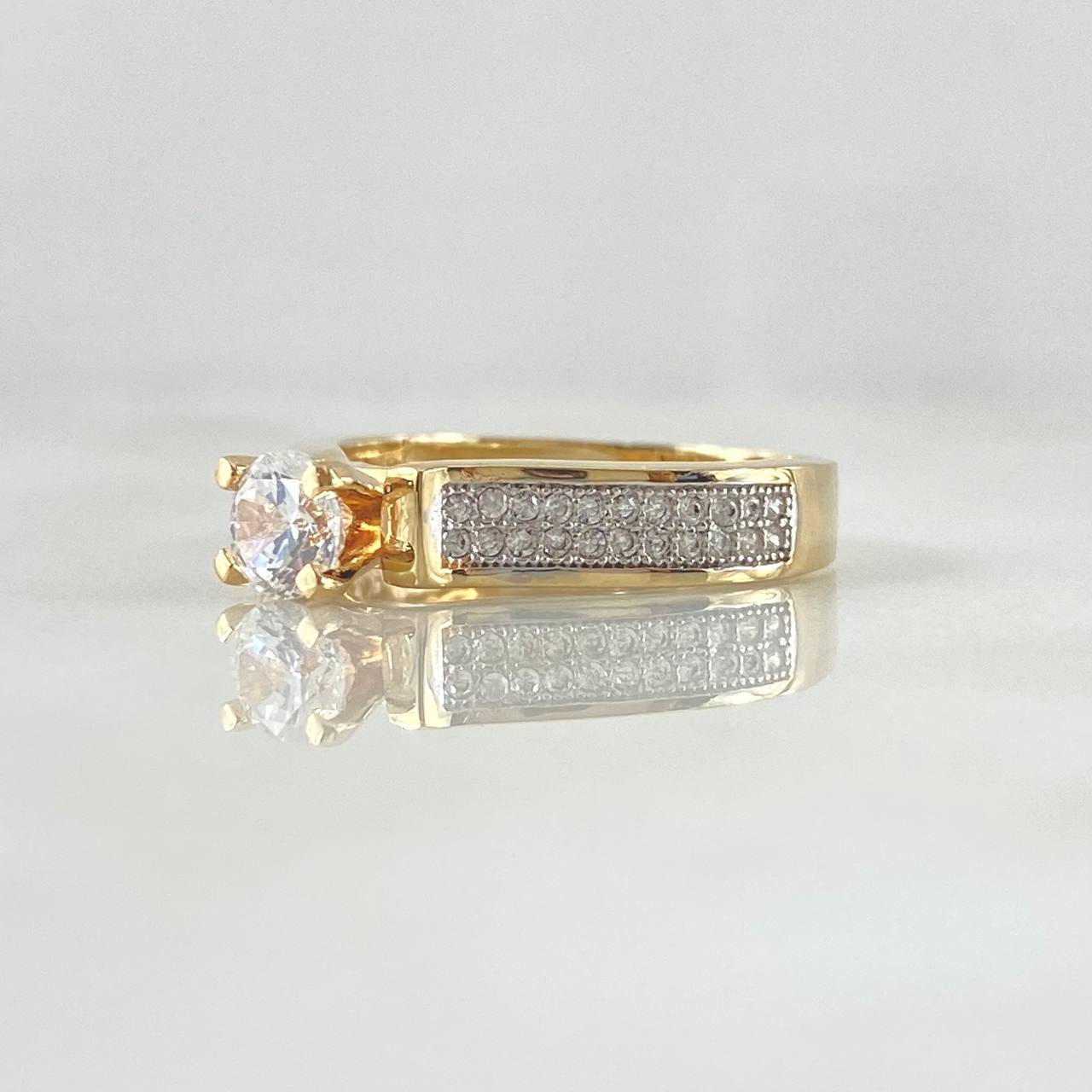 Anillo Solitario Central Cubico 4.2gr / T6 1/2 / Circones Blancos Oro Amarillo 18K *