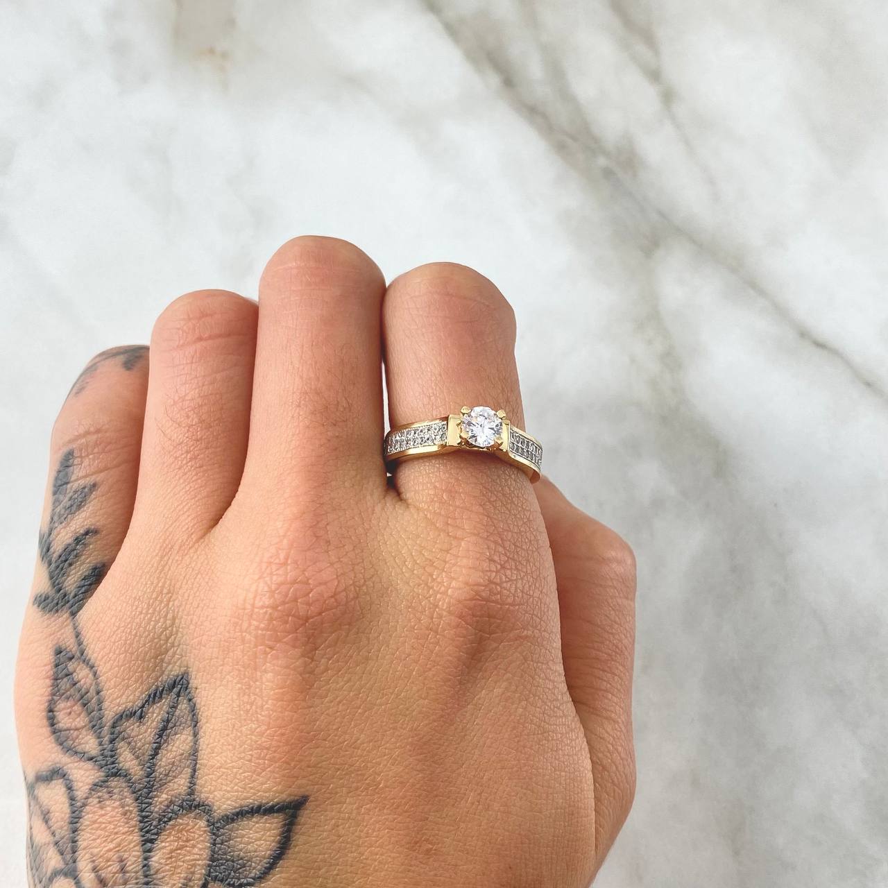 Anillo Solitario Central Cubico 4.2gr / T6 1/2 / Circones Blancos Oro Amarillo 18K *