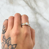 Anillo Solitario Central Cubico 4.2gr / T6 1/2 / Circones Blancos Oro Amarillo 18K *