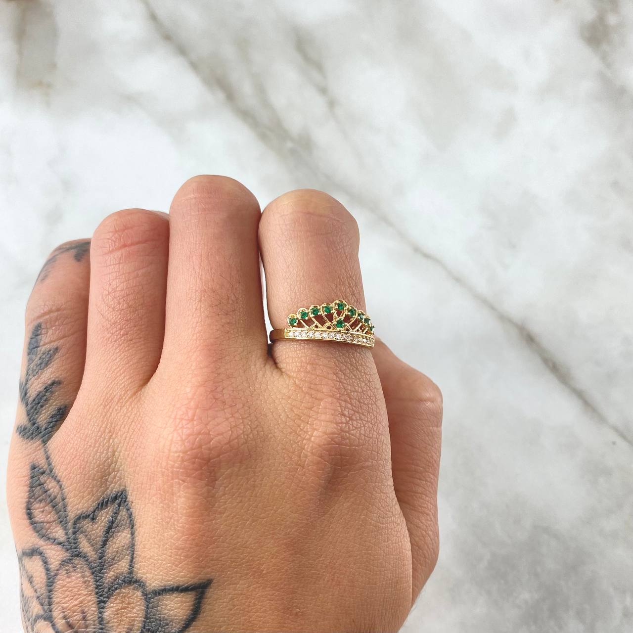 Anillo Corona Pavo Real 2.05gr / T6 / Circones Blancos Verdes Oro Amarillo 18K *