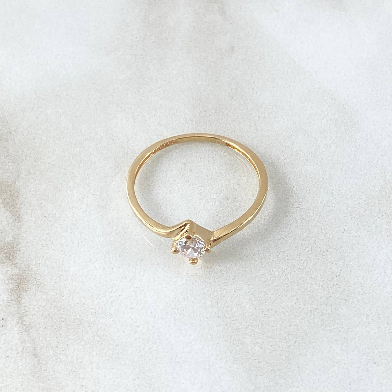 Anillo Solitario Abrazo Curvo 1.4gr / T7 1/4 / Circon Blanco Oro Amarillo 18K *