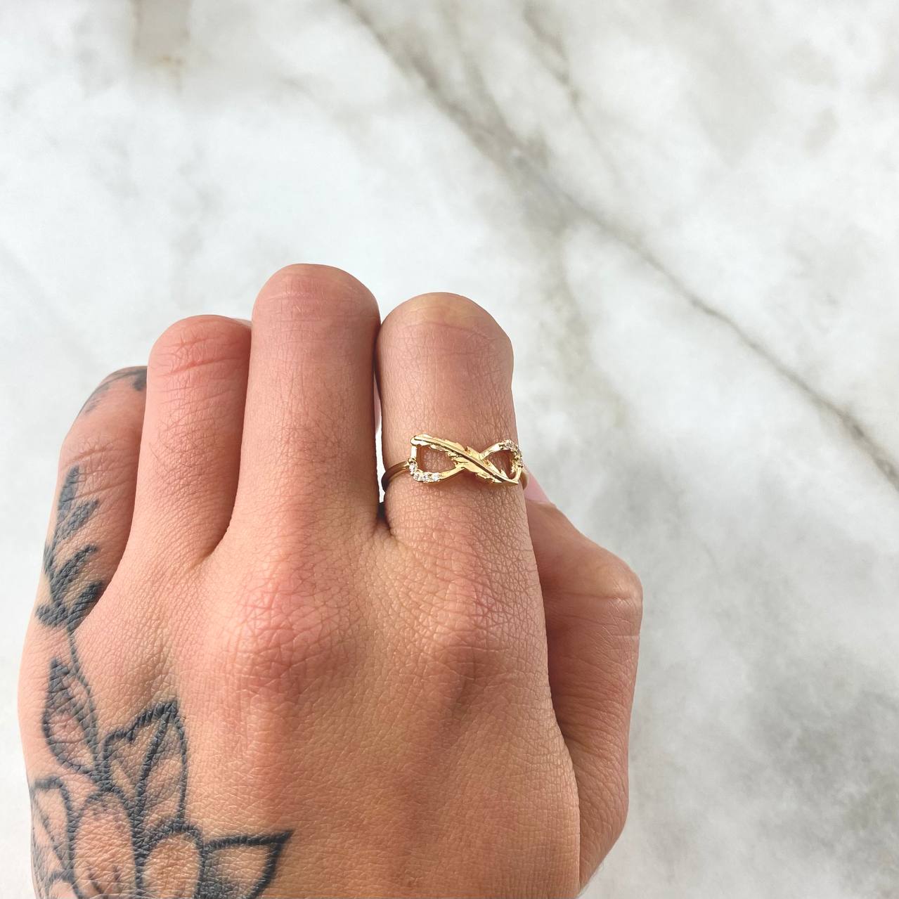 Anillo Infinito Pluma Parcial 1,4gr, Talla 5,25, 18K Oro Nacional