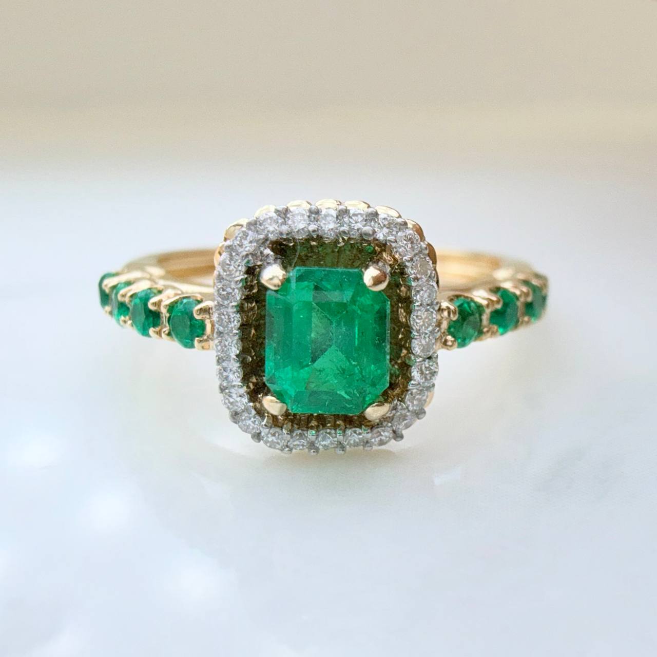 Anillo Rectangulo Esmeraldas 66 pts Diamantes 0.09 pts 3.25gr / T5 3/4 /  Dos Oros Amarillo Blanco 18K %