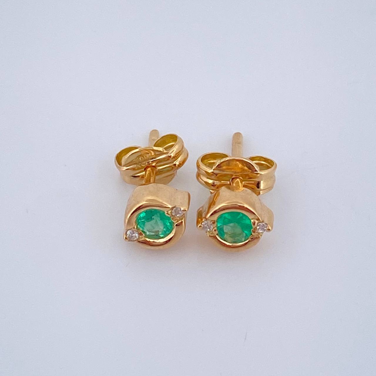 Topos Circulo Esmeralda 1.4gr / 1.2cm / Oro Amarillo18K %