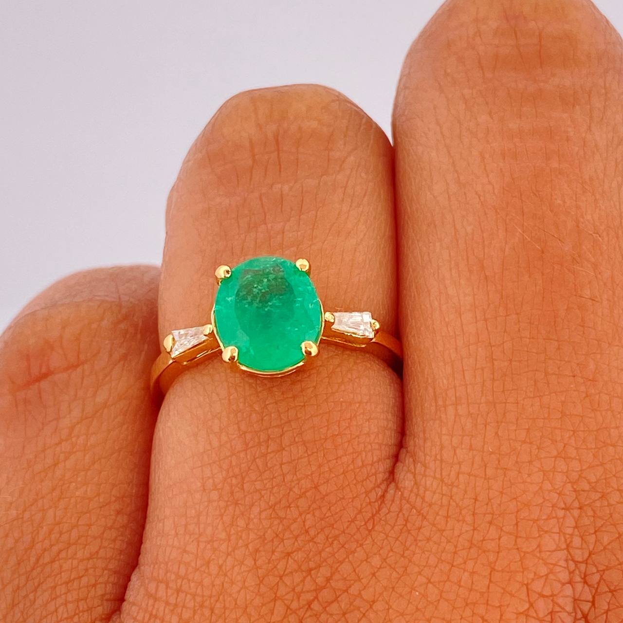 Anillo Solitario Ovalado Esmeralda 2.8gr / T6 / Oro Amarillo18K %