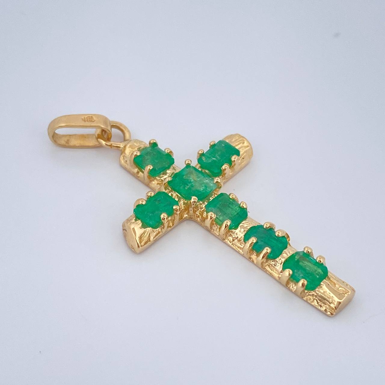 Dije Cruz Tronco Esmeralda 4.2gr / 4.2cm / Oro Amarillo18K %