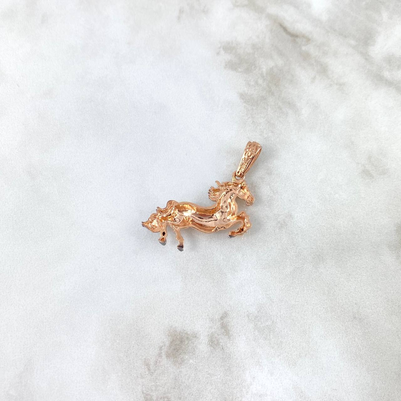 Dije Caballo 4.4gr / 4cm / Circones Blancos Oro Rosa