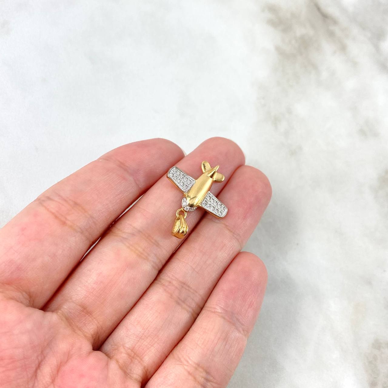 Dije Avion 1.95gr / 2.4cm / Circones Blancos Dos Oros Amarillo Blanco