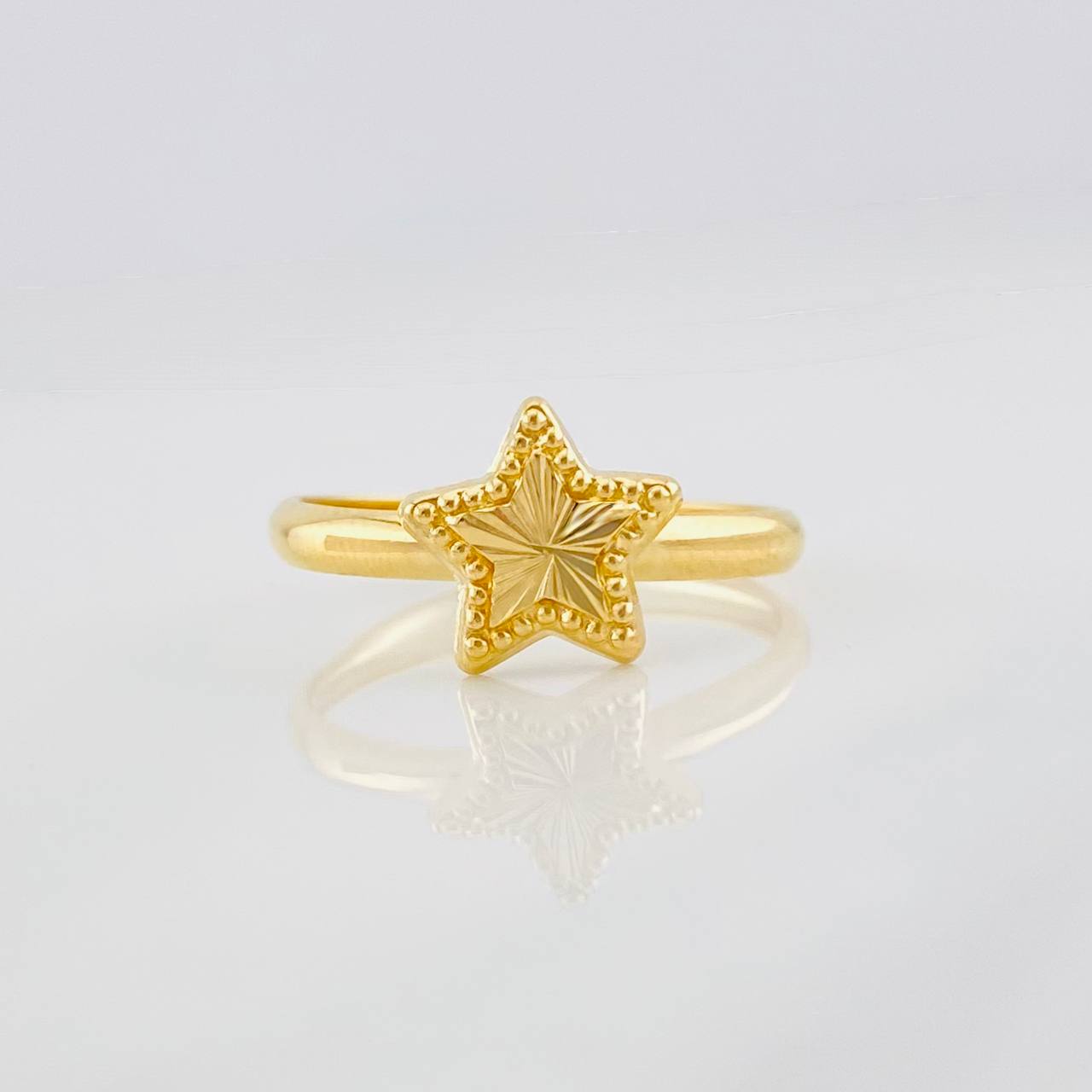 Anillo Estrella Diamantada 0.9g / T5 Oro Amarillo 18K