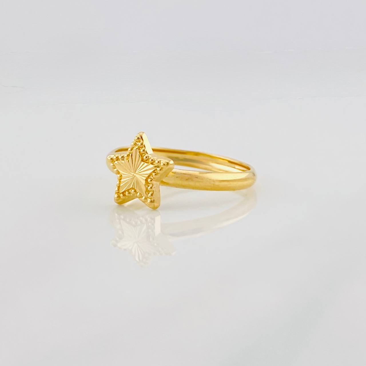 Anillo Estrella Diamantada 0.85g / T4 1/2 Oro Amarillo 18K