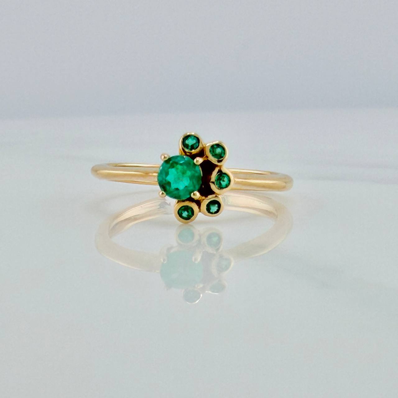 Anillo Lia Esmeraldas 27 pts 2gr / T5 3/4 / Oro Amarillo 18K %