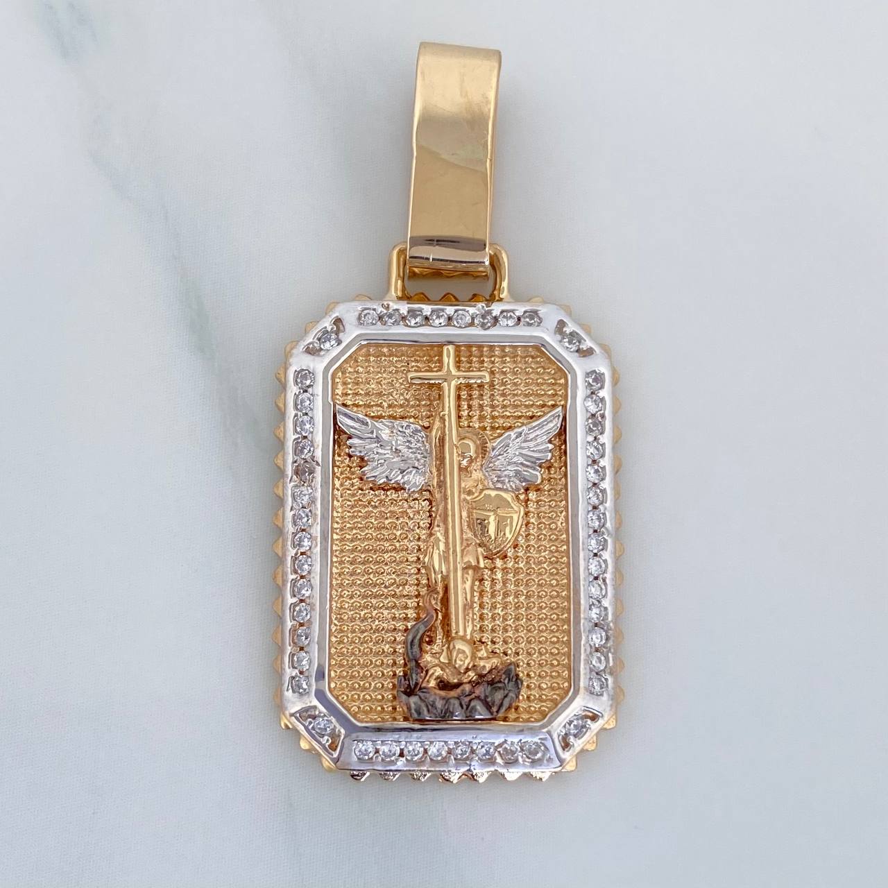 Dije Placa San Miguel Arcangel 5.4 g / 3.9 cm Tres Oros 18K