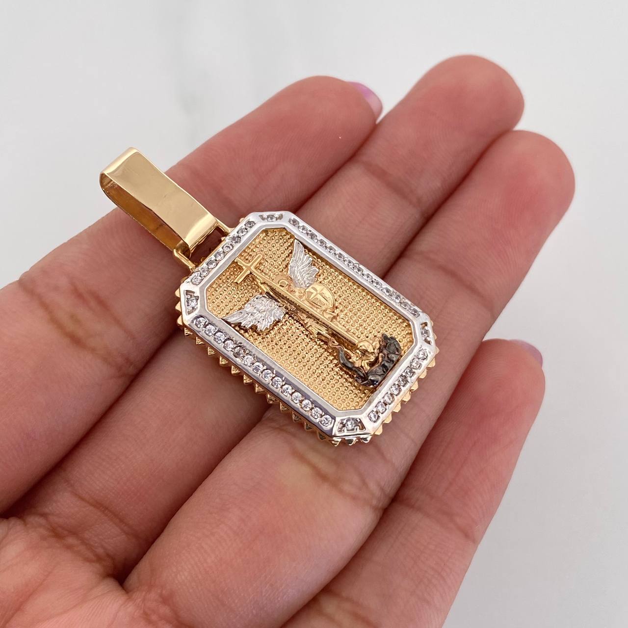 Dije Placa San Miguel Arcangel 5.4 g / 3.9 cm Tres Oros 18K