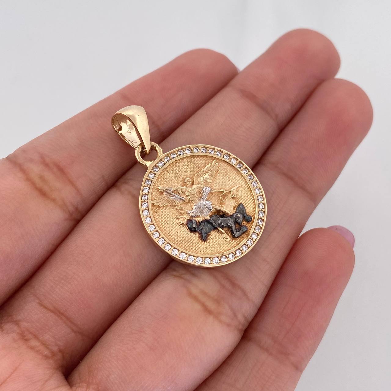 Dije San Miguel Arcangel 3.85 g / 3 cm Tres Oros 18K