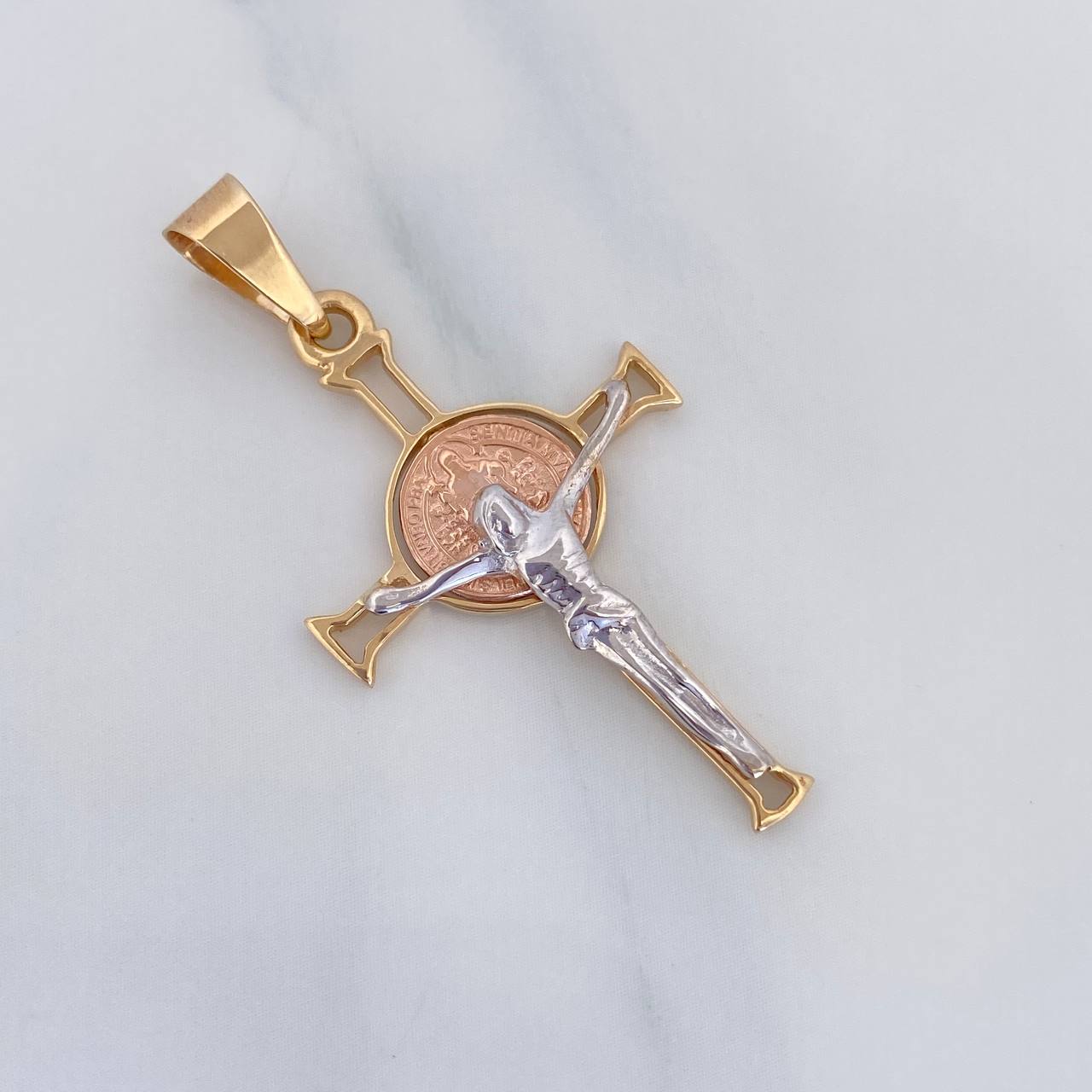 Dije Cruz Cristo San Benito 2.95 g / 4.2 cm Tres Oros 18K