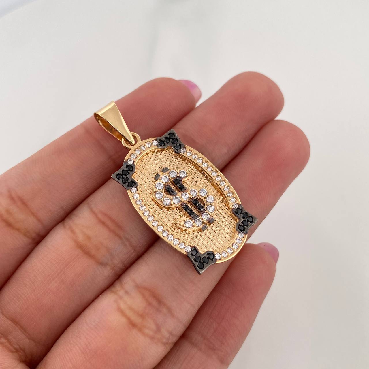 Dije Placa Signo Dolar 4.6 g / 3.8 cm Dos Oros Negro Amarillo 18K