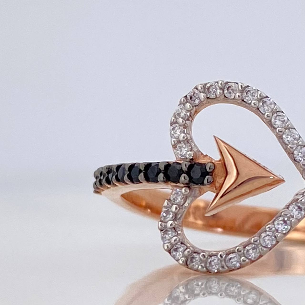 Anillo Corazon Flechado 2.75 g / T7 Tres Oros 18K