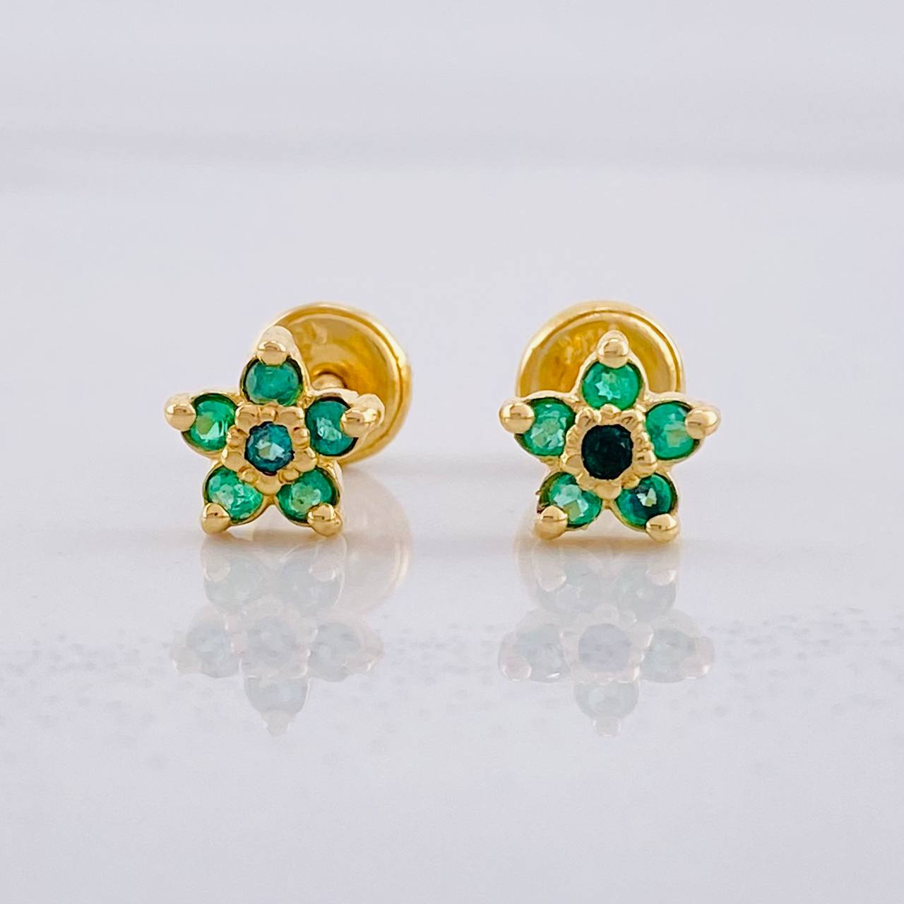Topos Flor Cinco Petalos Esmeraldas 17pts 1.3g / 6.6mm Oro Amarillo 18K
