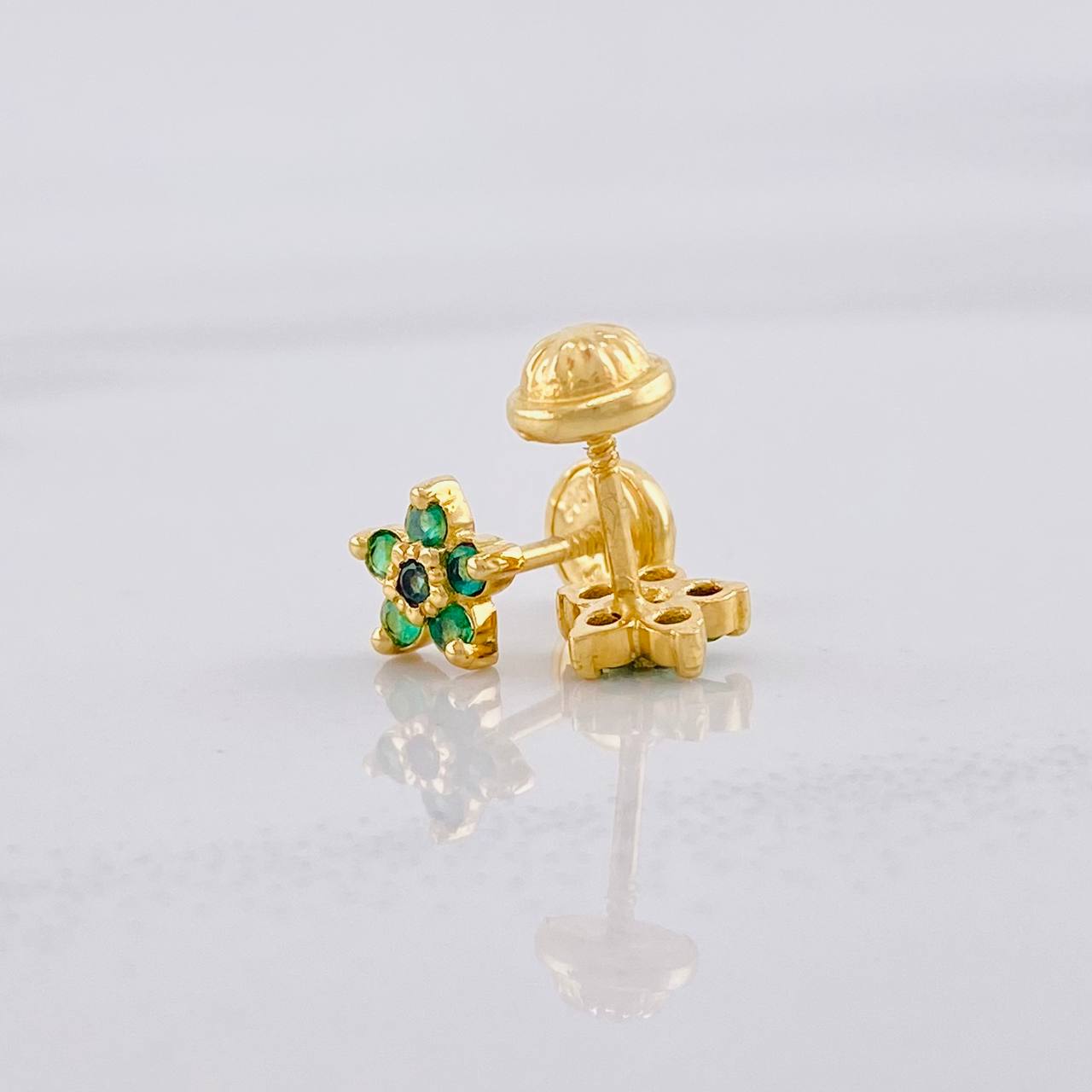 Topos Flor Cinco Petalos Esmeraldas 17pts 1.3g / 6.6mm Oro Amarillo 18K