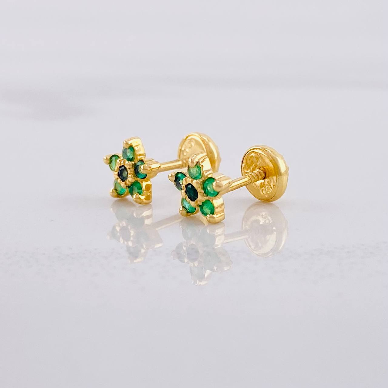 Topos Flor Cinco Petalos Esmeraldas 17pts 1.3g / 6.6mm Oro Amarillo 18K