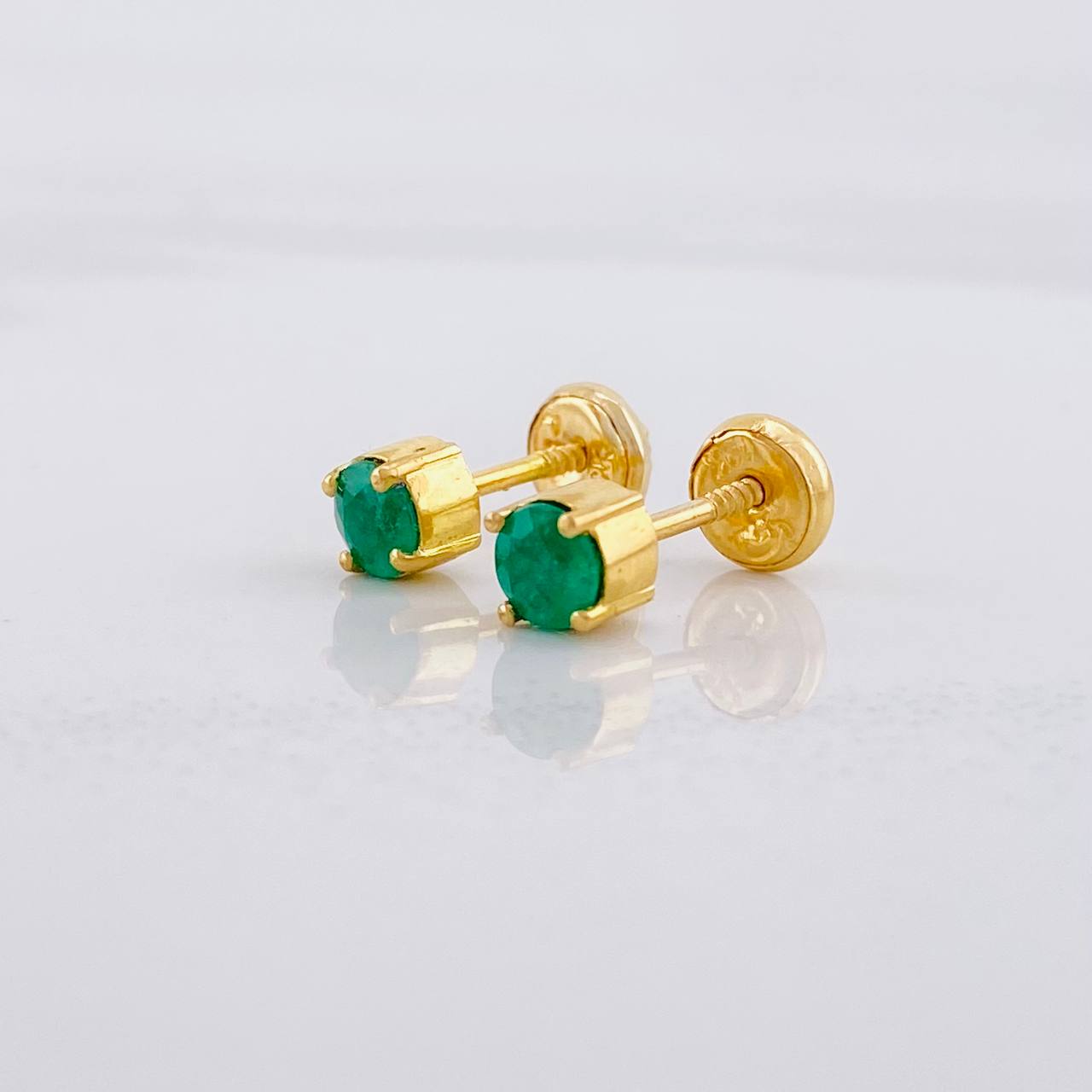 Topos Cuatro Garras Esmeraldas 48pts 1.45g / 4.7mm Oro Amarillo 18K