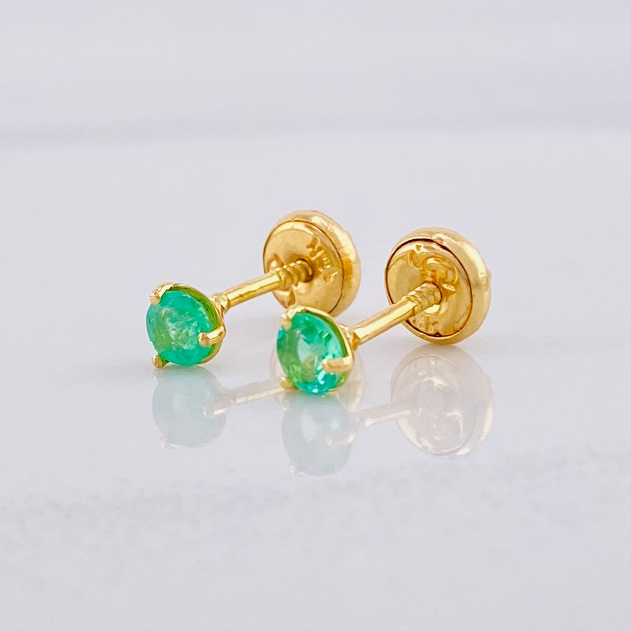 Topos Tres Garras Esmeraldas 27pts 0.75g / 3.9mm Oro Amarillo 18K
