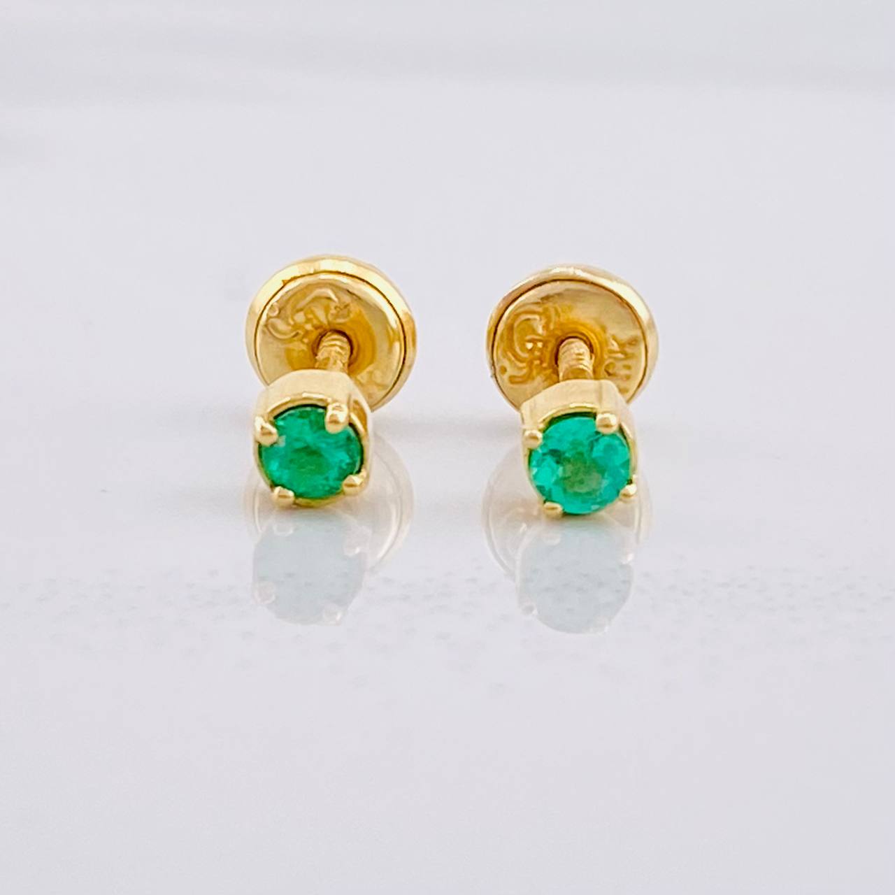 Topos Cuatro Garras Esmeraldas 3qts 1.15g / 4.2mm Oro Amarillo 18K