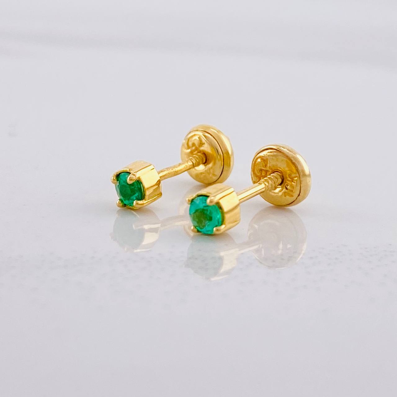 Topos Cuatro Garras Esmeraldas 3qts 1.15g / 4.2mm Oro Amarillo 18K