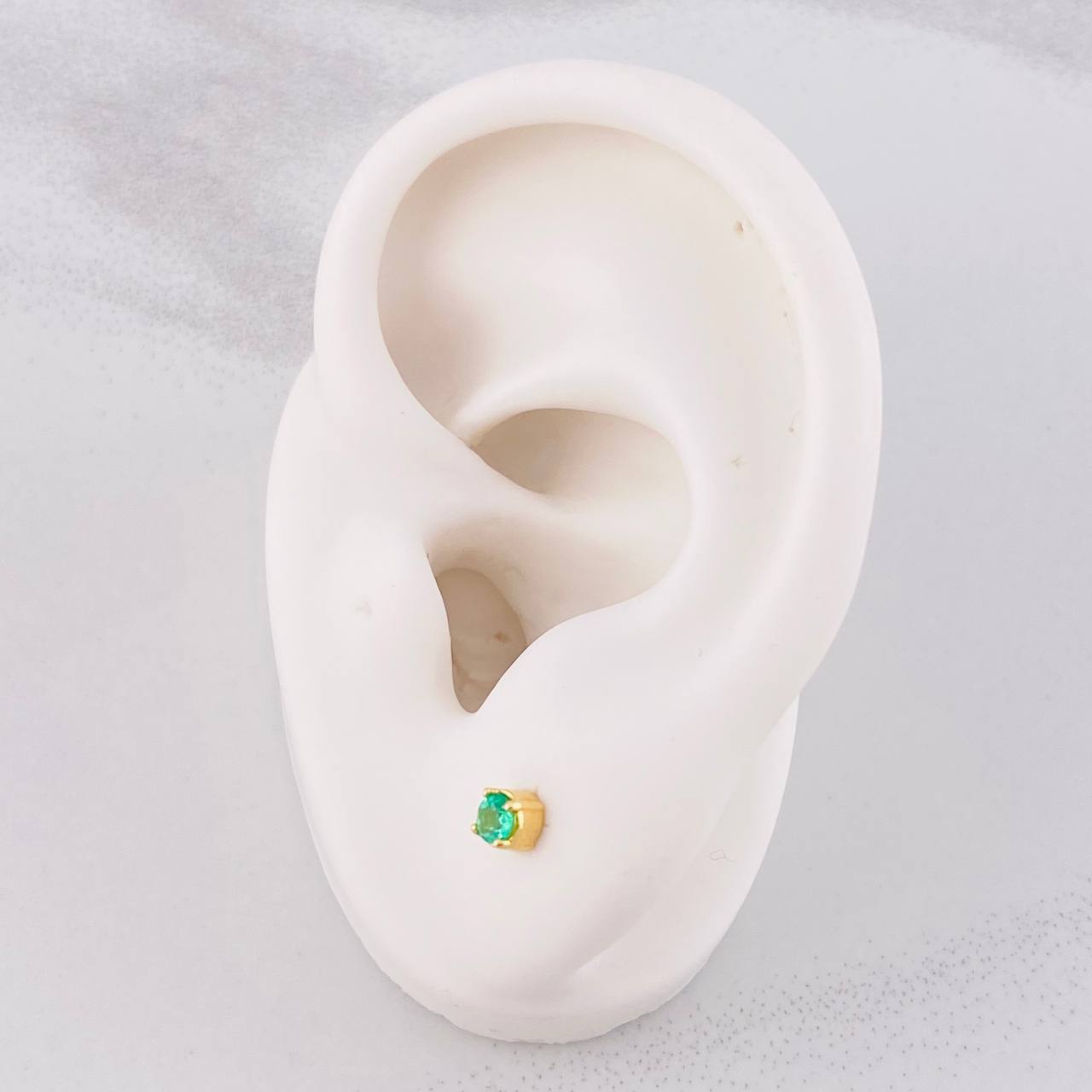 Topos Cuatro Garras Esmeraldas 3qts 1.15g / 4.2mm Oro Amarillo 18K