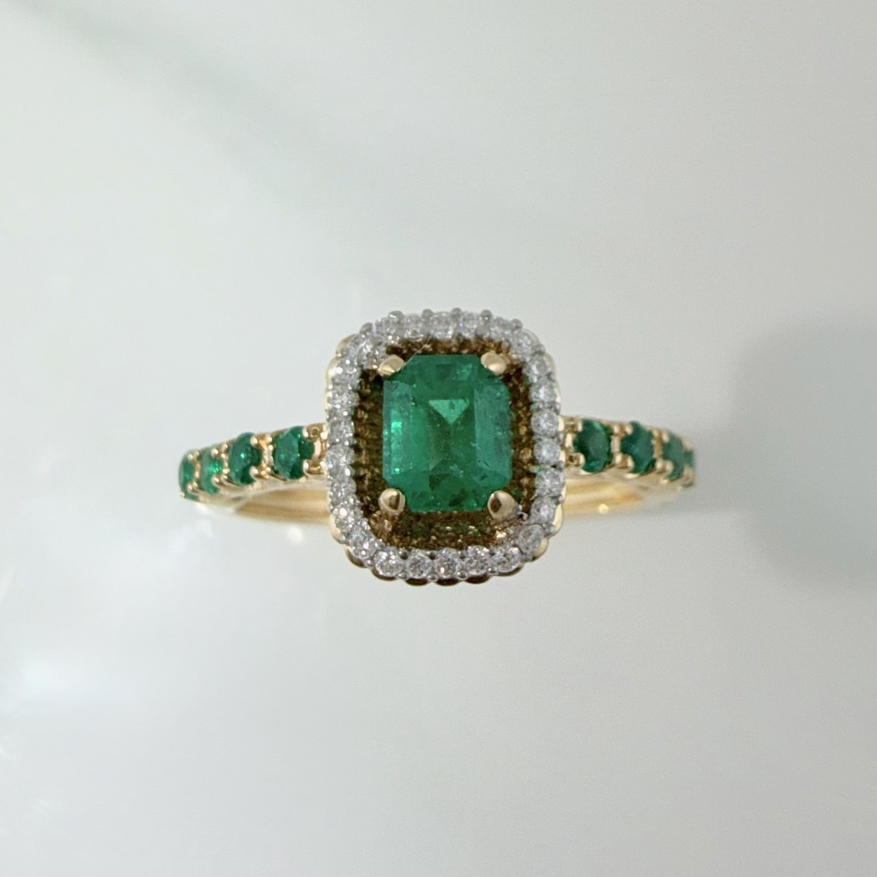Anillo Rectangulo Esmeraldas 66 pts Diamantes 0.09 pts 3.25gr / T5 3/4 /  Dos Oros Amarillo Blanco 18K %