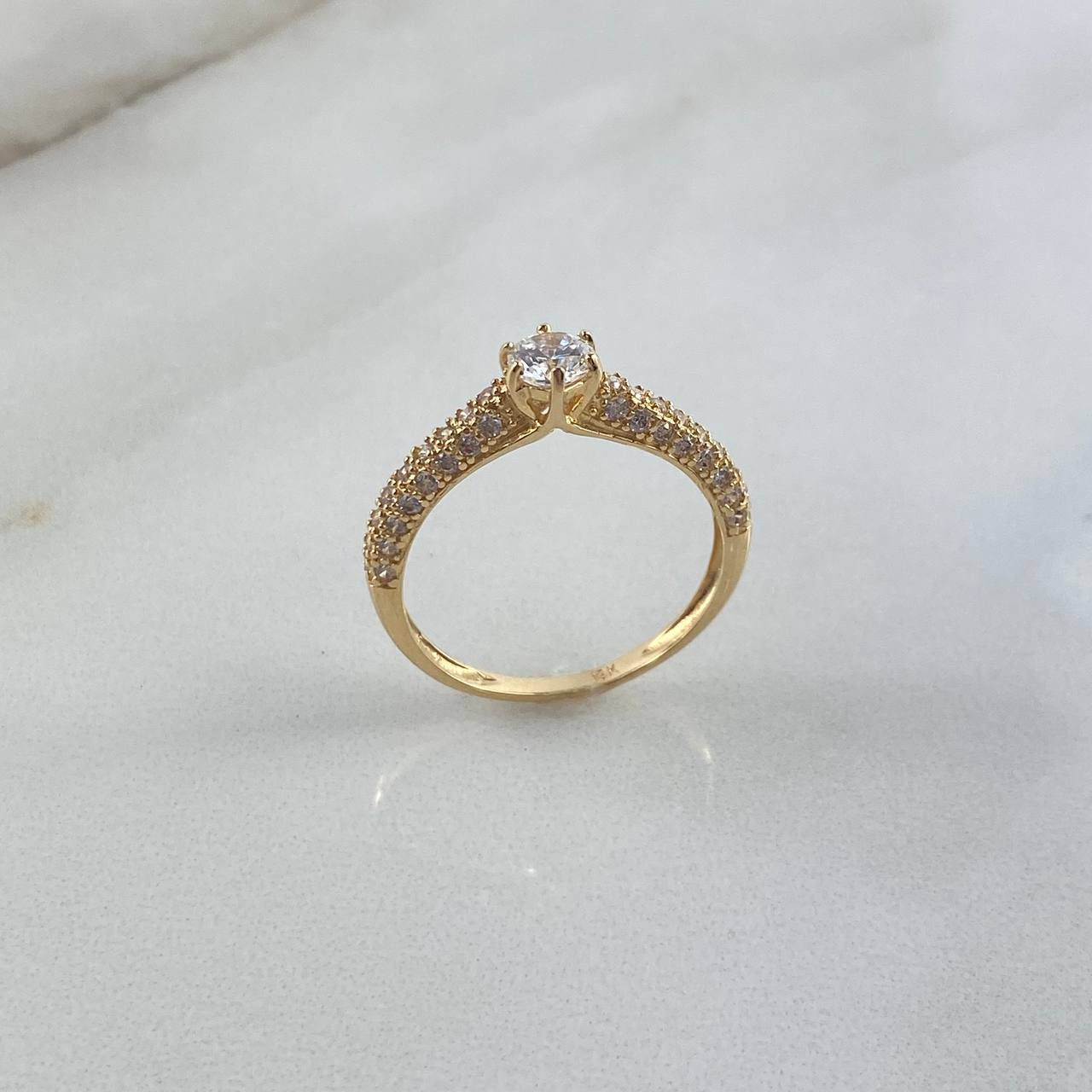 Anillo Solitario Tupido 2.15gr / T7 / Circones Blancos Oro Amarillo ©