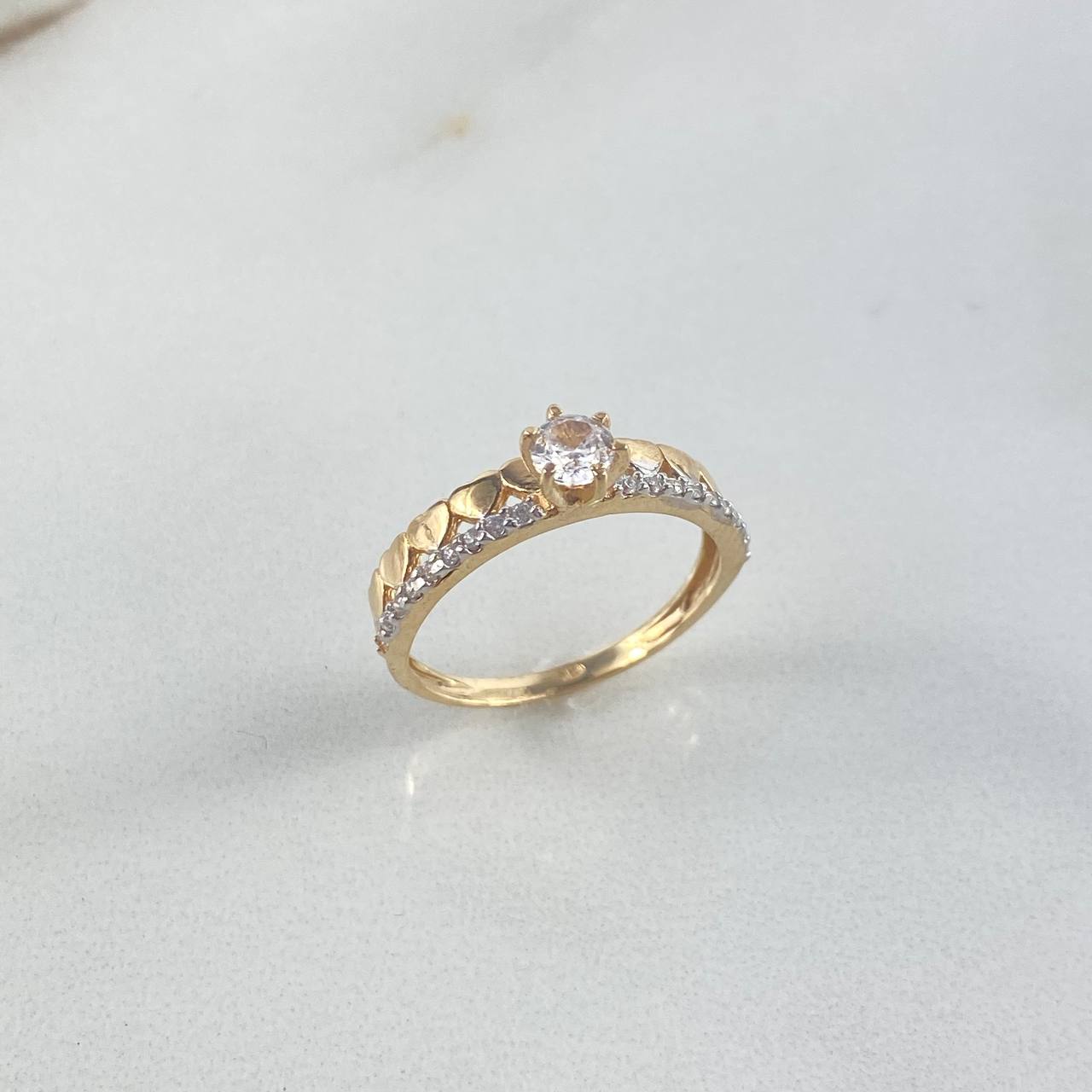 Anillo Solitario Corazones Lineas 2.25gr / T7 3/4 / Circones Blancos Dos Oros Amarillo Blanco ©