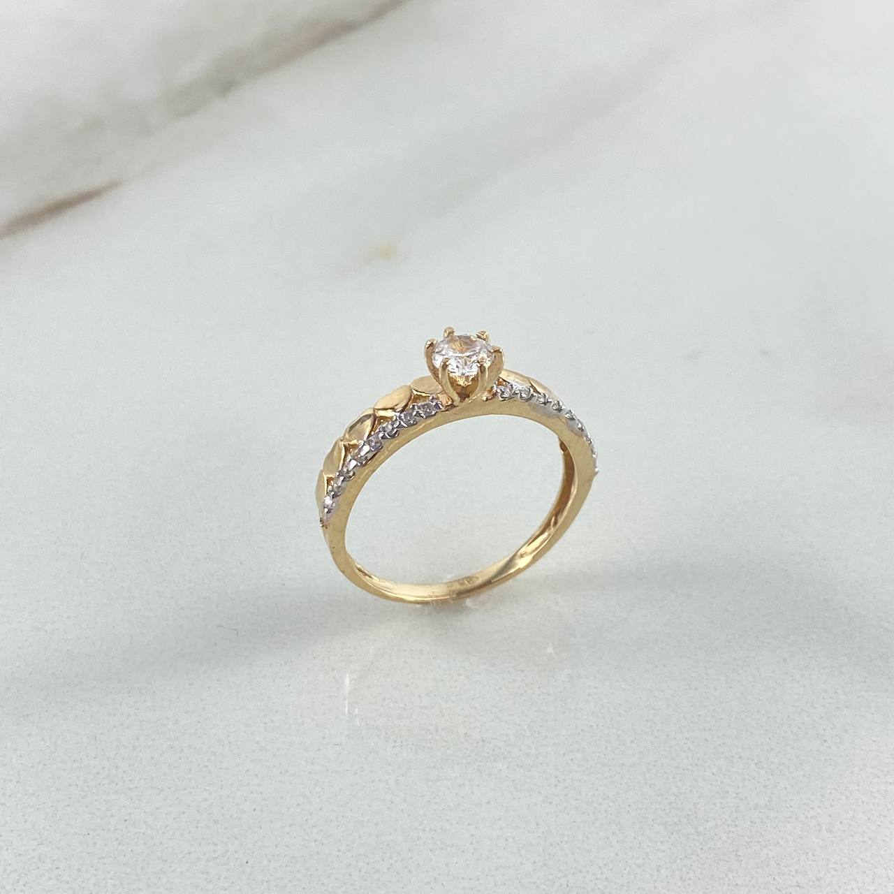 Anillo Solitario Corazones Lineas 2.25gr / T7 3/4 / Circones Blancos Dos Oros Amarillo Blanco ©