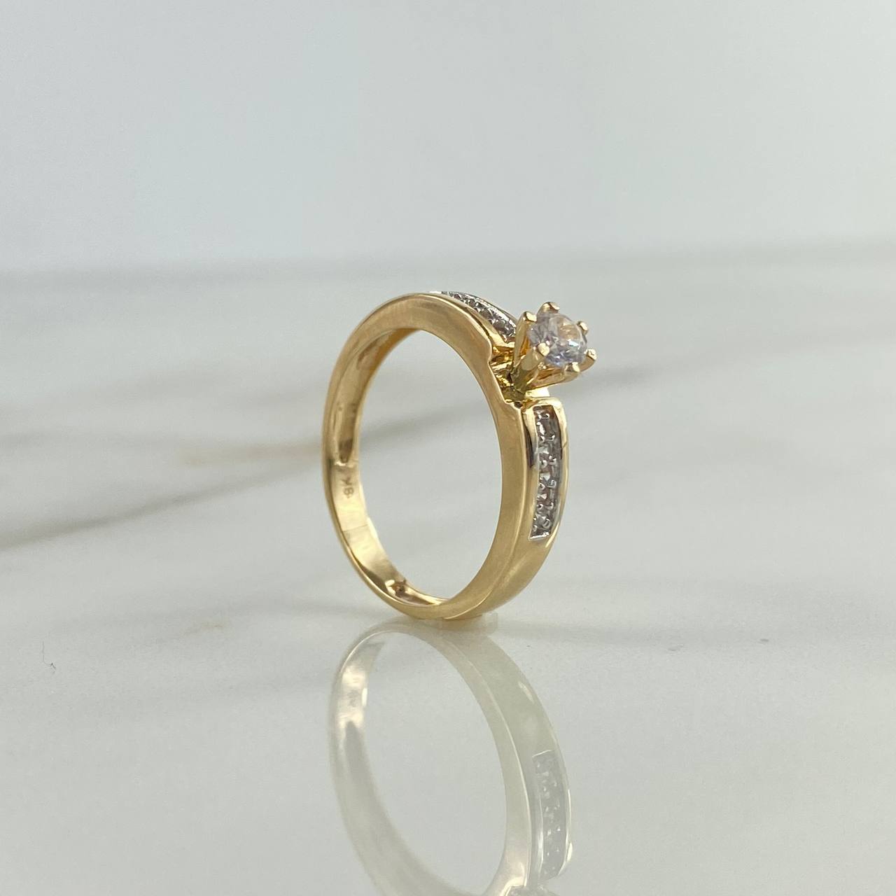 Anillo Solitario Cubiculo 3.45gr / T7 1/2 / Circones Blancos Oro Amarillo ©