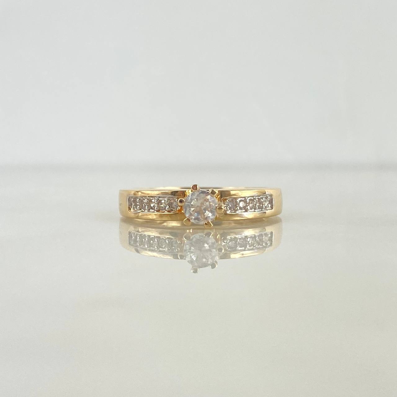 Anillo Solitario Cubiculo 3.45gr / T7 1/2 / Circones Blancos Oro Amarillo ©