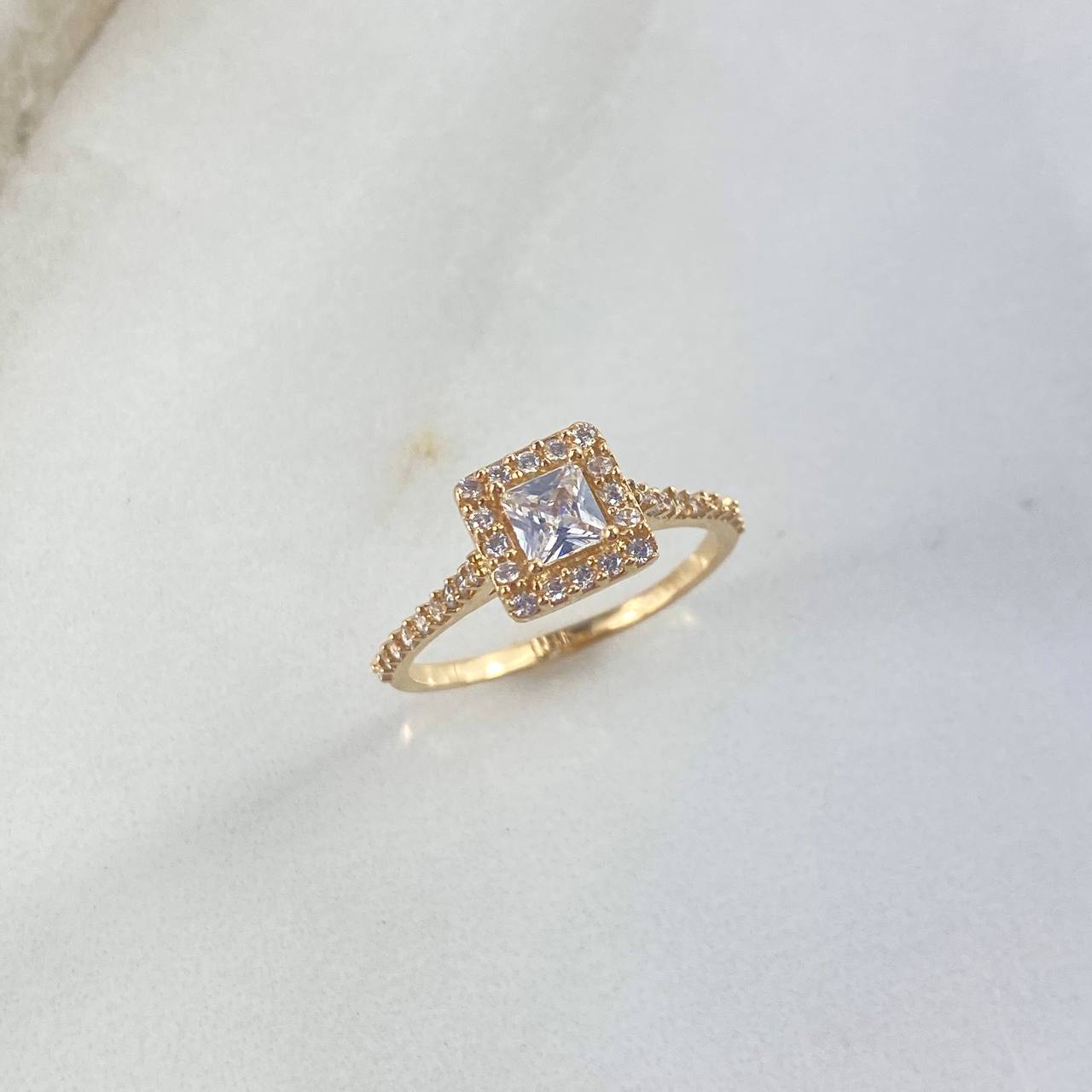 Anillo Solitario Halo Cuadrado 3.1gr / T6 3/4 / Circones Blancos Oro Amarillo ©